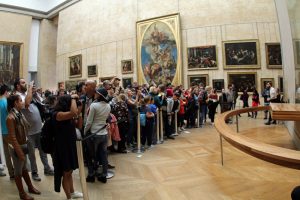 Touristen im Louvre vor der Mona Lisa in Paris