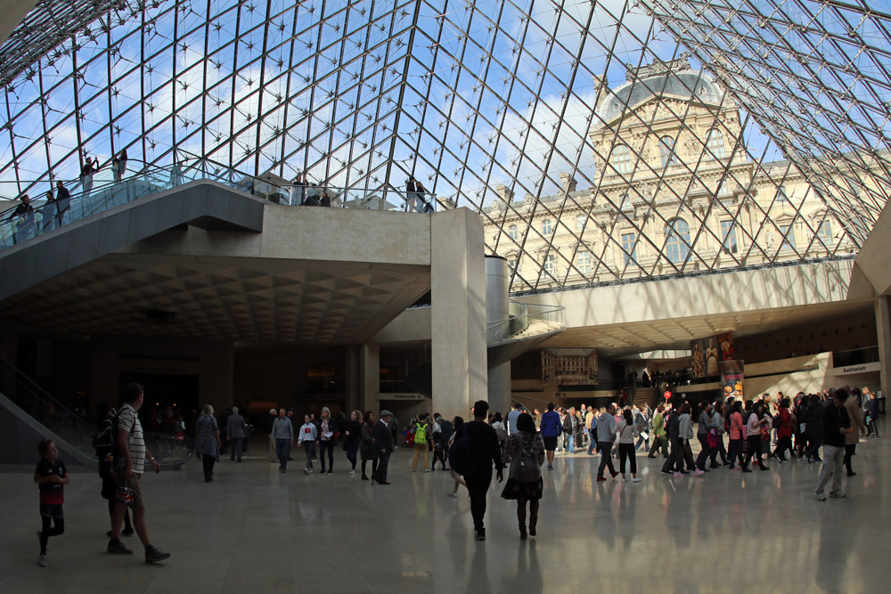 In der Glaspyramide des Louvre in Paris befindet sich der Eingang ins Museum