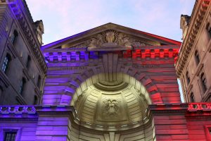 Die Préfecture de Police in Paris wird am Abend in den Farben der französischen Flagge angestrahlt