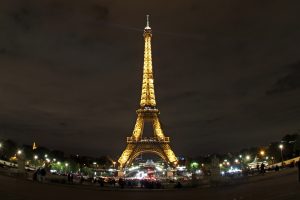 Den Eiffelturm in Paris muss man unbedingt auch im Dunkeln bei Nacht gesehen haben