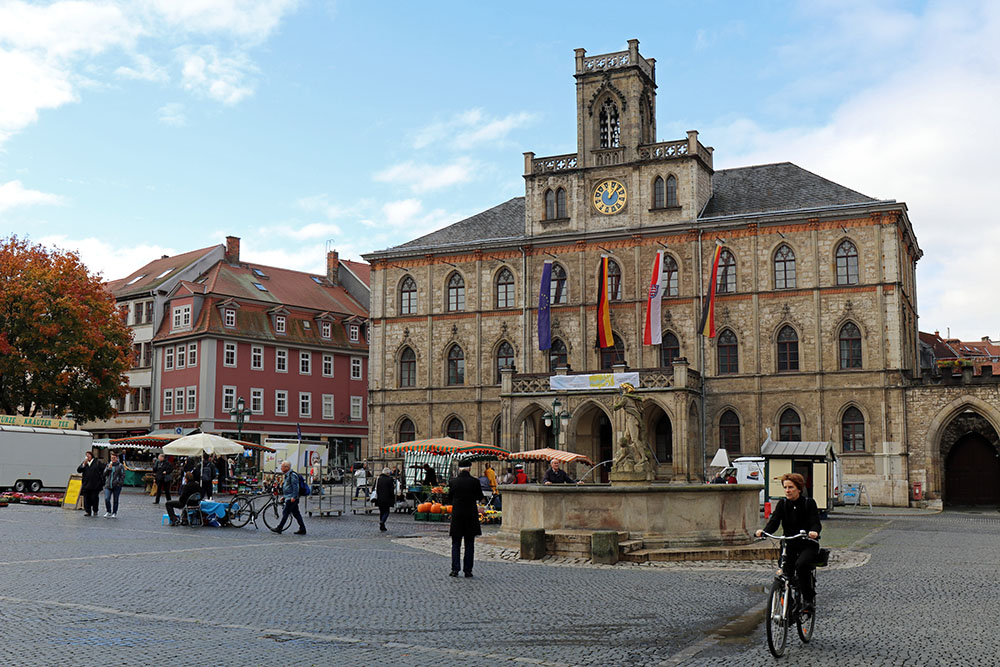 Das Rathaus auf dem Marktplatz in Weimar