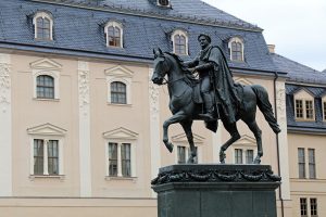 Reiterstatue vor der Anna Amalia Bibliothek in Weimar
