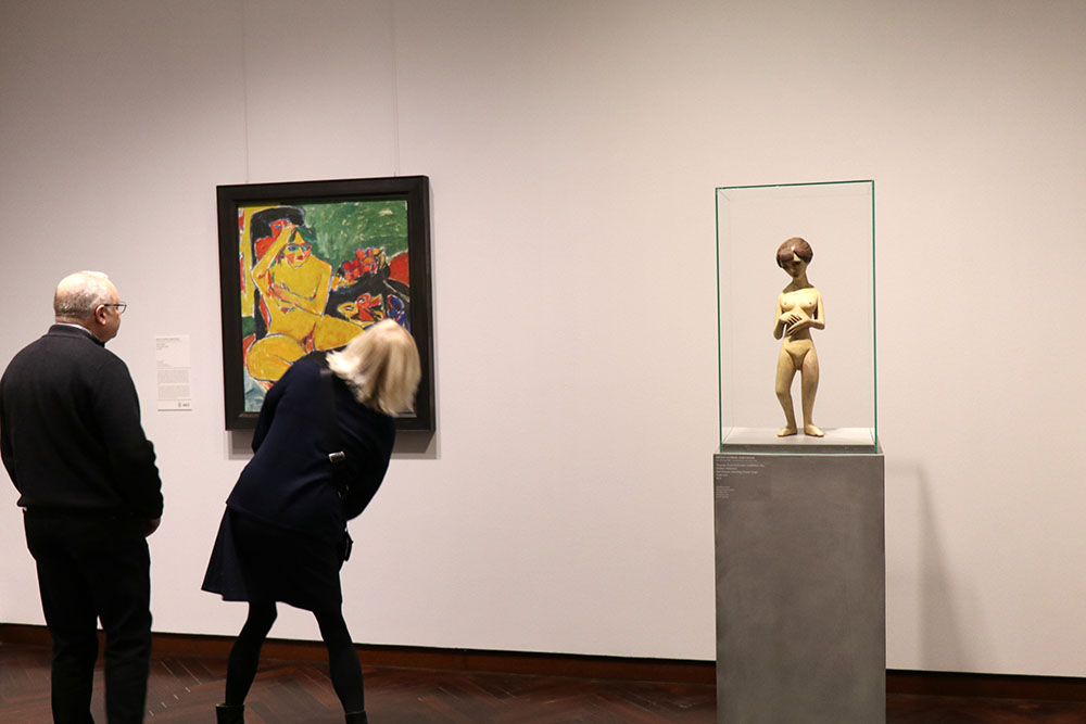 Auch Skulpturen, wie hier von Ernst Ludwig Kirchner, sind im Städel Museum zu finden. Links der "Akt im Atelier", ebenfalls von Kirchner.