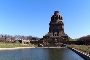 Völkerschlachtdenkmal Leipzig mit See der Tränen