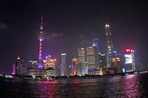 Hochhäuser der Skyline von Shanghai in China bei Nacht
