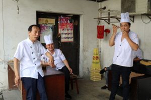 Nicht nur diese Köche sind in der Wasserstadt Mudu in China bei Shanghai sehr entspannt