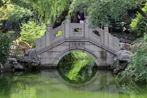 In chinesischen Gärten sind immer viele Steinbrücken zu finden