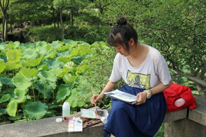 Einheimische nutzen den Garten des bescheidenen Beamten in Suzhou zum Zeichnen