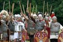 Bei den Römer- und Germanentagen stellen in Kalkriese bei Osnabrück mehrere hundert Schauspieler die Varusschlacht