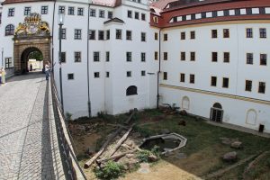 Im Burggraben von Schloss Hartenfels in Torgau leben Bären