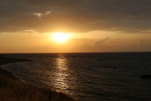 Sonnenuntergang über dem Meer bei der Akamas Halbinsel auf Zypern
