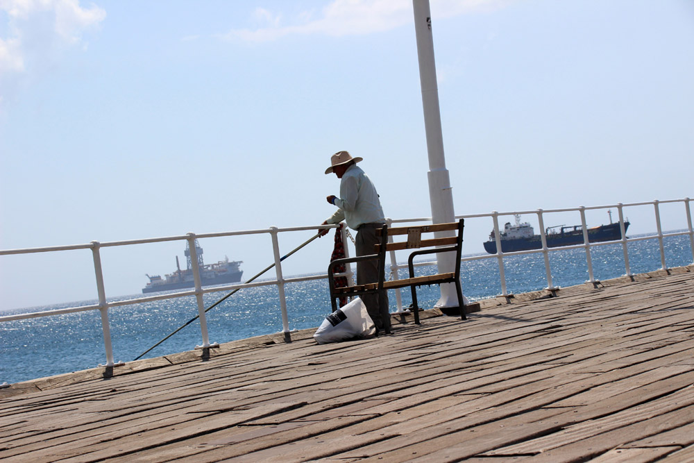 Fotos, die Lust auf Zypern machen. Hier ein Fischer im Hafen von Limassol