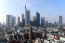 Vom Kaiserdom aus ist die Skline Frankfurts mit den Hochhäusern und der Paulskirche im Vordergrund perfekt zu sehen.