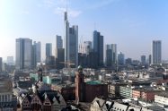 Vom Kaiserdom aus ist die Skline Frankfurts mit den Hochhäusern und der Paulskirche im Vordergrund perfekt zu sehen.