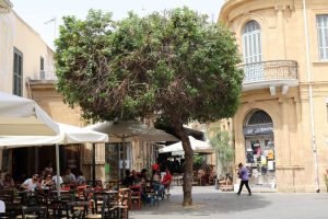 In einem der Straßencafés in Nikosia auf Zypern zu sitzen lässt Urlaubsgefühle aufkommen