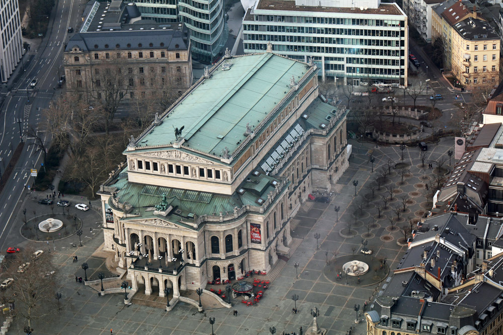 Von oben ist die benachbarte Oper Frankfurt zu sehen