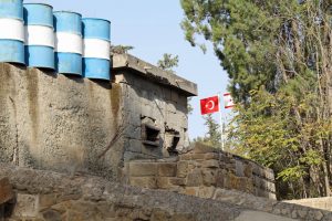 Ein typisches Bild in der Pufferzone Nikosias. Links die blau weißen Absperrungen, rechts die türkische Flagge