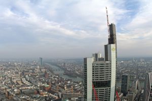 Aussicht hinüber zum Commerzbank Tower in Frankfurt.