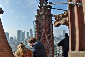Aus 66 Metern Höhe genießt man einen wunderbaren Blick vom Aussichtspunkt Kaiserdom auf die Main-Metropole Frankfurt.