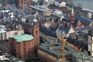 Die Sicht vom Main Tower reicht über die Altstadt Frankfurts bis zur Paulskirche - als ein perfekter Aussichtspunkt