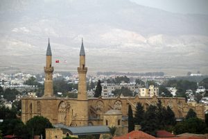 Vom Shacolas Tower in Nikosia ist auch die Selimiye-Moschee zu sehen, die einst eine gotische Kirche war