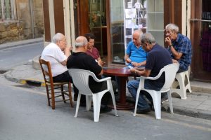 Auf den Straßen auf Zypern in Nikosia spielen die Menschen Karten