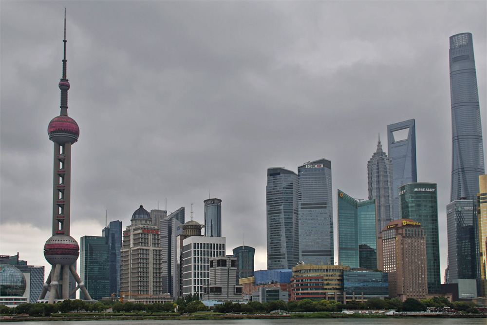 Vom Bund aus hat man einen faszinierenden Blick auf die Skyline Shanghais mit dem Shanghai Tower hinten rechts sowie dem Shanghai World Financial Center, dem Oriental Pearl Tower und dem Jim Mao Tower