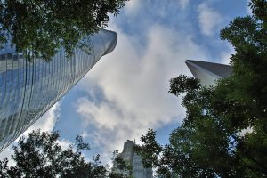 Neben dem Shanghai Tower (links) befinden sich der Jim Mao Tower (unten) sowie das Shanghai World Financial Center (rechts).