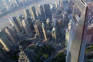 Neben dem Jim Mao Tower (links unten) genießt man von der Aussichtsplattform auch den Blick auf das Shanghai World Financial Center (rechts).