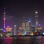 Besonders eindrucksvoll wirkt die Skyline von Shanghai, mit all ihren Hochhäusern, bei Nacht.
