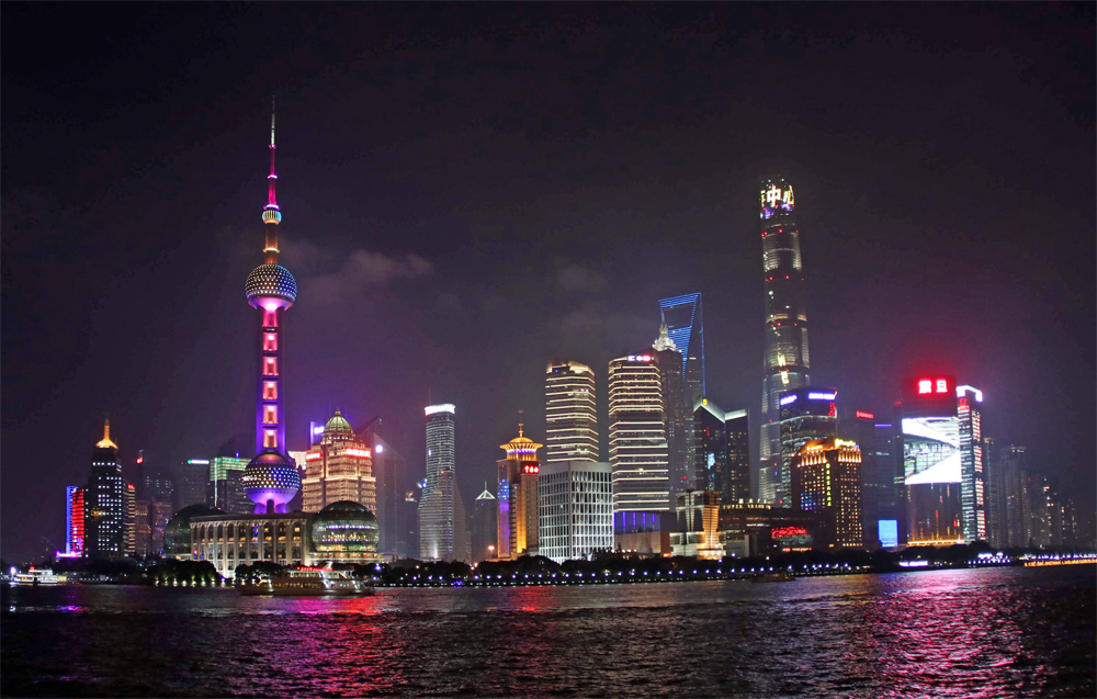 Besonders eindrucksvoll wirkt die Skyline von Shanghai, mit all ihren Hochhäusern, bei Nacht.