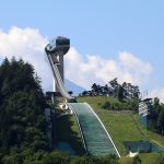 Weithin sichtbar thront die Skisprungschanze auf dem Bergisel über Innsbruck