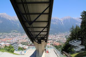 Schon vom Fuß der Schanze ist die Sicht auf Innsbruck spektakulär