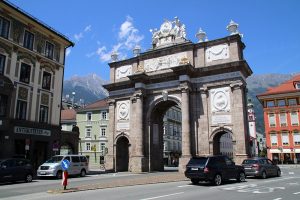 Wer im Sommer nach Innsbruck kommt, sollte unbedingt auch die anderen Sehenswürdigkeiten der Stadt besuchen