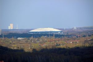 Auch die Veltins Arena auf Schalke ist von der Halde an der Beckstraße in Bottrop zu sehen
