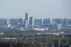Blick von der Halde Beckstraße mit dem Tetraeder im Ruhrgebiet auf das Zentrum von Essen