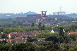Von der Halde Rheinelbe in Gelsenkirchen ist auch die Zeche Zollverein in Essen zu sehen