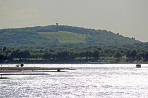 Die Halde Rheinpreußen in Moers mit dem Rhein