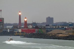 Der Hafen von IJmuiden bei Amsterdam mit zwei Leuchttürmen