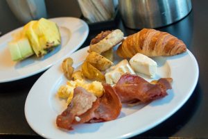 Frühstück im Explorers Kitchen auf der DFDS King Seaways