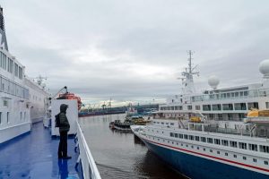Begegnung der DFDS King Seaways mit einem Kreuzfahrtschiff