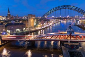 Newcastle und seine Brücken bei Nacht