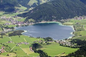 Vom Gipfel des Heubergs in Österreich genießt man diese Sicht auf den Walchsee in Tirol