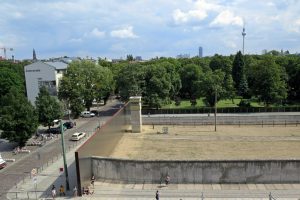Aussichtsturm an der ehemaligen Berliner Mauer mit dem Todesstreifen