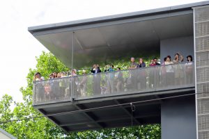 Auf dem Aussichtsturm an der Gedenkstätte Berliner Mauer herrscht oft großer Andrang