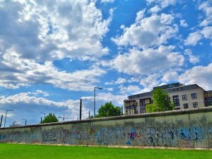 Lohnenswert ist auch ein Spaziergang entlang der Berliner Mauer