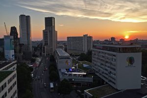 Zum Sonnenuntergang gibt es von der Pan Am Lounge eine tolle Aussicht auf Berlin