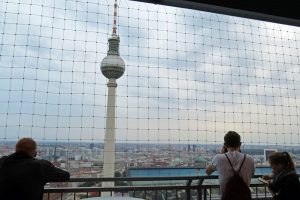 Besucher auf der Aussichtsplattform des Park Inn Hotels in Berlin genießen die Aussicht von einem der schönsten Aussichtspunkte in Berlin