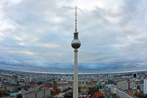 Der Fernsehturm in Berlin bietet eine tolle Aussicht über die Stadt. Ein ebenso schöner Aussichtspunkt ist das Hotel Park Inn, von wo dieses Foto aufgenommen wurde