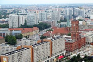 Das Hotel Park Inn bietet einen der schönsten Aussichtspunkte in Berlin. Von hier ist das Rote Rathaus und der DDR Plattenbau zu sehen